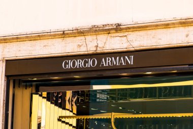 Roma 'daki Giorgio Armani moda mağazası. Dünya çapında ünlü lüks butik. Moda haftası konsepti. Mart 2023, Roma, İtalya.