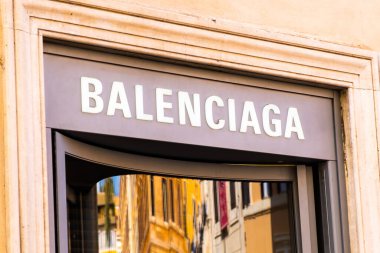 Roma 'daki Balenciaga moda mağazası. Dünya çapında ünlü lüks butik. Moda haftası konsepti. Mart 2023, Roma, İtalya.