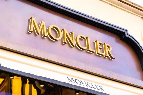 Moncler Módní Obchod Římě Slavný Luxusní Butik Celém Světě Koncept — Stock fotografie