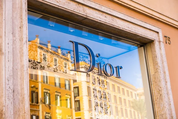 Okno Obchodu Dior Odrazem Historické Budovy Římě Koncept Týdne Módy — Stock fotografie