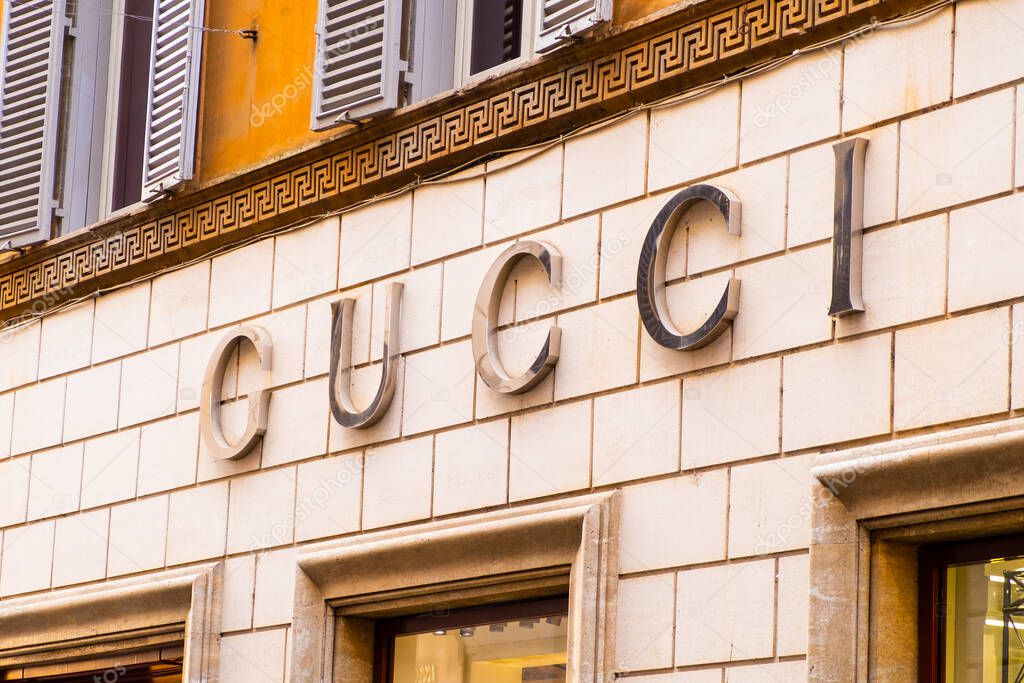 Tienda de moda Gucci en Roma. Famosa boutique de lujo en todo el mundo.  Concepto de semana de moda. Marzo 2023, Roma, Italia. 2023