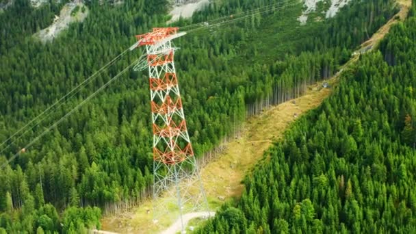 Linha Energia Pilão Alto Nas Montanhas Cercado Por Árvores Vista — Vídeo de Stock