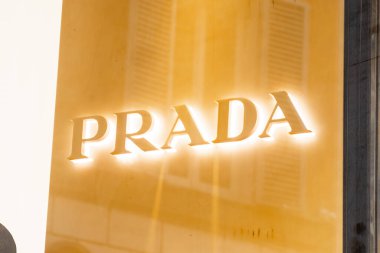 Roma 'daki Prada moda mağazası. Dünya çapında ünlü lüks butik. Moda haftası konsepti. Mart 2023, Roma, İtalya.