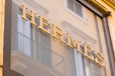 Roma 'daki Hermes moda mağazası. Dünya çapında ünlü lüks butik. Moda haftası konsepti. Mart 2023, Roma, İtalya.