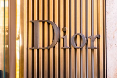 Roma 'daki Dior moda mağazası. Dünya çapında ünlü lüks butik. Moda haftası konsepti. Mart 2023, Roma, İtalya.