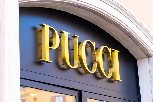 Sklep Odzieżowy Pucci Rzymie Słynny Luksusowy Butik Całym Świecie Koncepcja — Zdjęcie stockowe