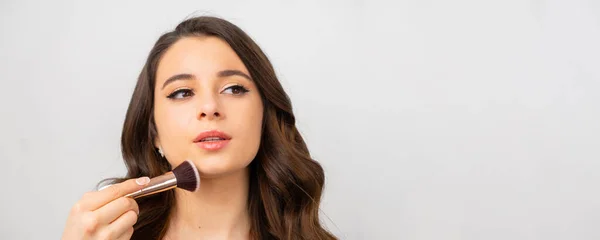 Skönhet Kvinna Med Kosmetisk Borste För Naturlig Makeup Den Grå — Stockfoto