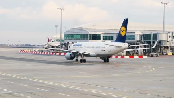 Prague República Checa Março 2023 Avião Lufthansa Desembarcado Chega Terminal — Vídeo de Stock