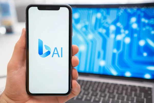 一个男人的手拿着智能手机 屏幕上有Bing Ai神经网络标志 背景上有一个笔记本电脑 屏幕上有一个神经元 2023年3月 捷克共和国布拉格 — 图库照片