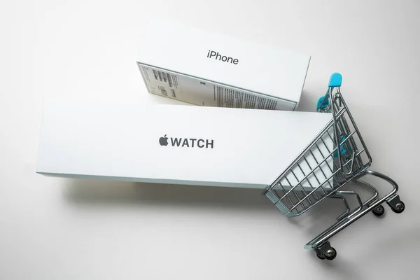 Apple Saati Beyaz Arka Planda Fotokopi Alanı Olan Iphone Kutuları — Stok fotoğraf