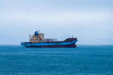 Adriyatik Denizi 'ndeki Maersk konteyner gemisi, Nisan 2023, Napoli, İtalya 