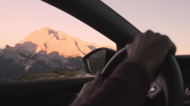 Úsvitu Projíždí Klikatých Silnicích Italských Alp Muž Rukama Pevně Opřenýma — Stock video
