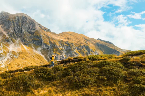 Kobieta Turystka Żółtej Kurtce Spaceruje Górskim Szczytem Alpach Dolomitowych — Zdjęcie stockowe