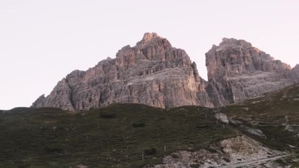 令人叹为观止的日出景象使意大利阿尔卑斯山的色彩绚丽夺目 照亮了拉瓦雷多城宏伟的山峰 — 图库视频影像