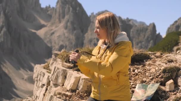 Dişi Bir Turist Dürbünüyle Ufku Tarıyor Tre Cime Lavaredo Yakınlarındaki — Stok video