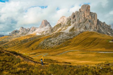 Ünlü Giau Geçidi 'nin yüksek dağları arasında keşiften zevk alan bir turist.