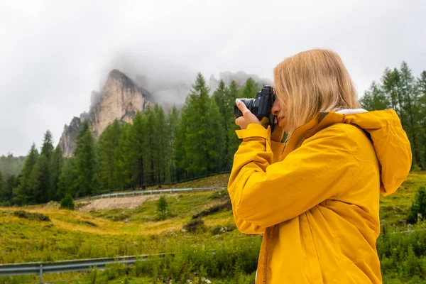 Блондинка Турист Снимающий Фотографии Живописных Лугов Потрясающей Альпийской Горной Цепи — стоковое фото