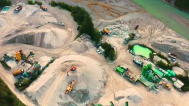 Profesyonel makineler Piave Nehri kıyısı taş ocağında toprak kazıyor. Güneşli bir günde Alpler 'in dağlık kesimlerinde taş madenciliği.