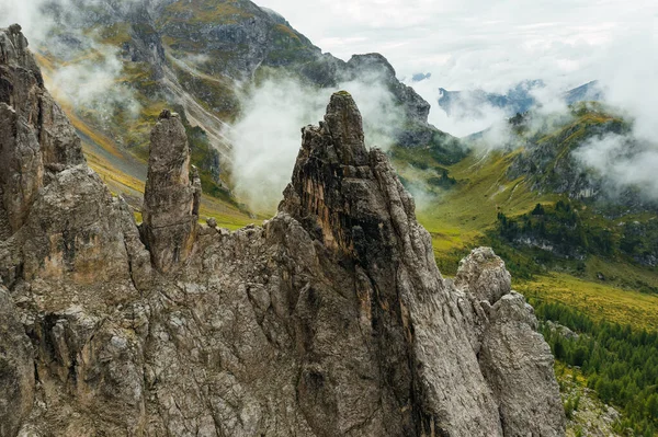 Wysoka Górska Dolina Pobliżu Przełęczy Giau Dolomitach Zielonymi Łąkami Pastwiska — Zdjęcie stockowe