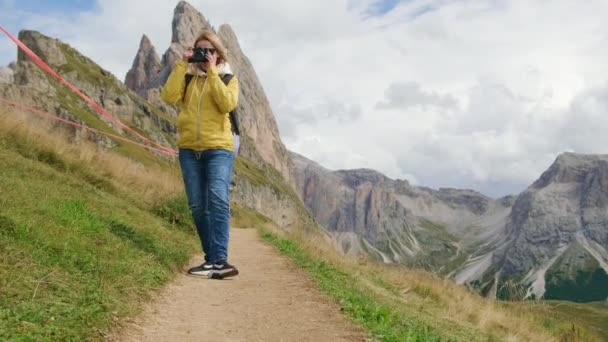 우먼은 산에서 바위투성이 카메라로 촬영하는 즐긴다 이탈리아 알프스 산맥에서 배낭을 — 비디오