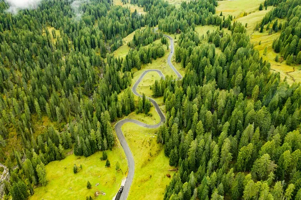 Snake Road Serpentea Través Bosques Coníferas Montañas Alpinas Iluminadas Por —  Fotos de Stock