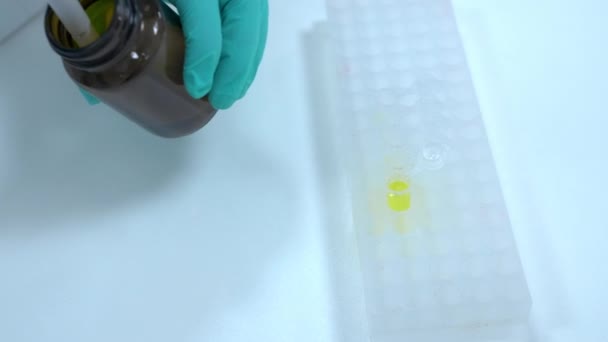 科学家在现代实验室对人体尿液进行化学检测 无菌手套中的工人将黄色液体倒入玻璃管的立柱特写 — 图库视频影像