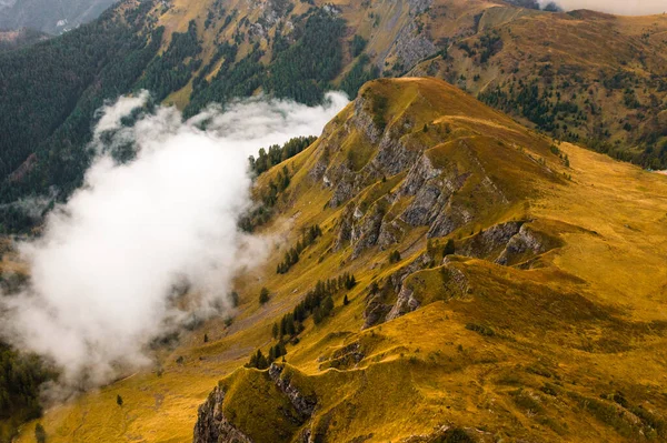 Slopes Famous Giau Pass Adorned Lofty Mountain Range Enveloped Clouds — Stock Photo, Image