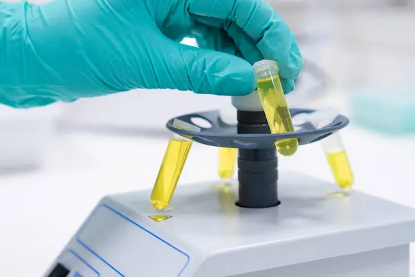 Επιστήμονας Τοποθετεί Δοκιμαστικό Σωλήνα Μικροφυγοκέντρηση Σκοπό Την Ανακίνηση Φυγοκέντρηση Δειγμάτων — Φωτογραφία Αρχείου