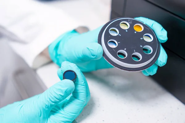Ученый Меняет Ультрафиолетовые Фильтры Предназначенные Микробиологического Анализа Помощью Спектрофотометра — стоковое фото