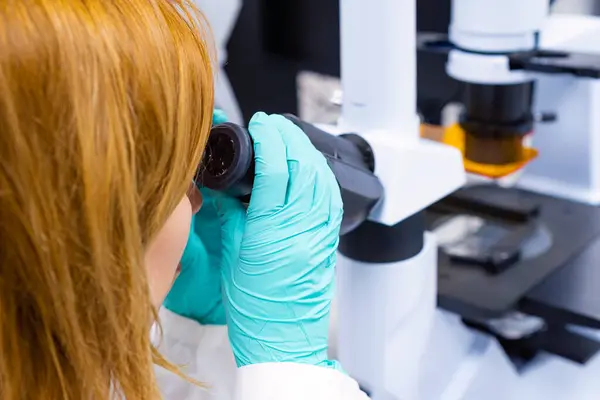 Kvinnlig Forskare Utför Biologisk Analys Samtidigt Observera Prover Genom Ett — Stockfoto