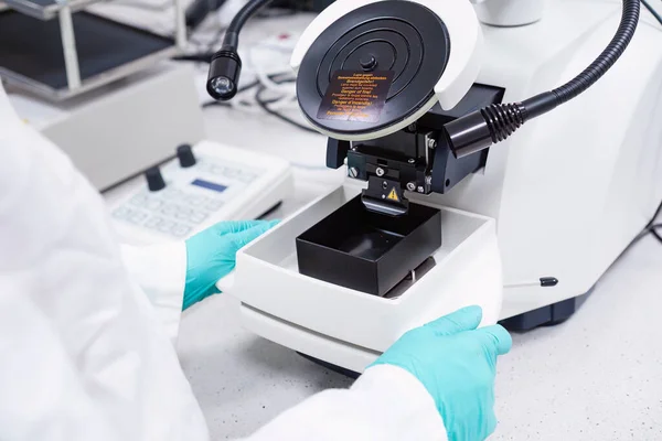 Forskaren För Provet För Biologisk Analys Mikroskopet — Stockfoto