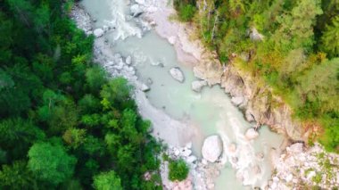 Açık mavi suyu olan Piave nehri güneşli yaz günlerinde İtalyan Alplerinde akar. Dağlık arazide akarsu akar, beyaz taşları yıkar, hava manzarası...