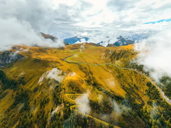 Its Cloudswept Slopes Celebrated Giau Pass Accompanied Majestic Mountain Range — Stock Photo, Image