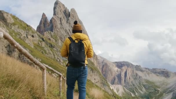 Uomo Turista Con Zaino Cattura Seceda Montagna Con Picco Roccioso — Video Stock