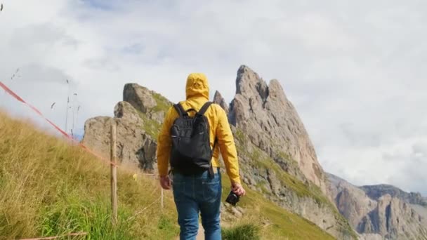 Mannen Håller Kameran Handen När Han Går Mot Bergstoppen Seceda — Stockvideo