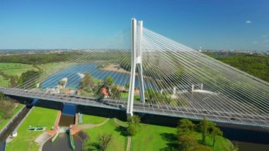 Arabalar güneşli bir bahar günü Polonya 'da Redzinski Köprüsü' nde sürüyorlar. Oder nehri hava manzarası üzerine inşa edilmiş güçlü kablo destekli pilon köprüsü.