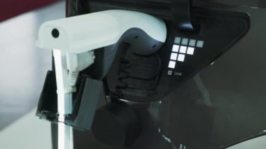 PRAG, CZECH REPUBLIC - 12 Kasım 2022: Çevre dostu istasyonda temiz alternatif enerjiyle şarj edilen elektrikli araç. Blok kapanışında şarj seviyesinin göstergeleri