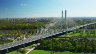 Wroclaw 'dan akan Oder nehrine yayılan büyük bir direk köprüsü. Güneşli bir günde Polonya 'nın çevresindeki Redzinski Köprüsü ve yemyeşil hava manzarası