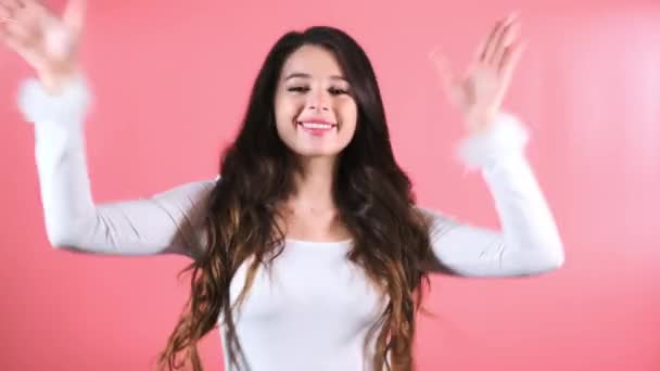 Giovane Donna Che Mostra Mosse Danza Divertenti Gode Festa Appartamento — Video Stock
