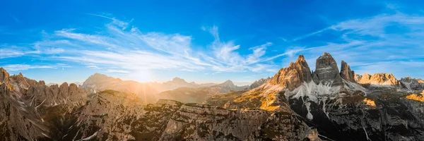 Krajobraz Wysokich Gór Pod Błękitnym Niebem Zachodzie Słońca Podświetlane Skaliste — Zdjęcie stockowe