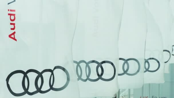 Ingolstadt Niemcy Maj 2023 Białe Transparenty Logo Audi Forum Ingolstadt — Wideo stockowe