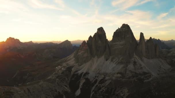 Günbatımları Ilık Parıltı Kayalık Dağ Sırasını Kucaklıyor Tre Cime Lavaredo — Stok video