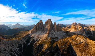 Gün batımında Tre Chime di Lavaredo 'nun yüksek zirveleri.