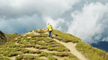 Dişi turist, İtalyan Alpleri 'nin hava manzarasını, Seceda dağ sırasını, yazın keşfeder. 
