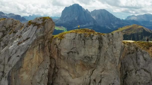 지류의 꼭대기에서 관광객 아름다운 경치를 아름다운 사진들을 가운데 이탈리아 알프스산맥의 — 비디오
