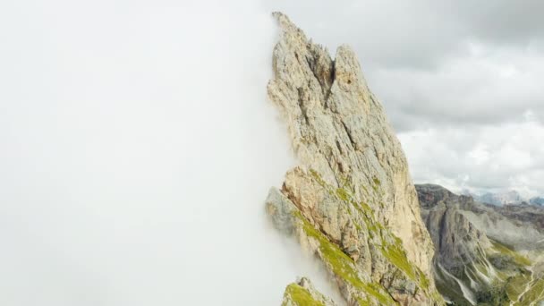 Scenic Italiaanse Alpen Zomermiddag Witte Zware Wolk Omhuld Kale Toppen — Stockvideo
