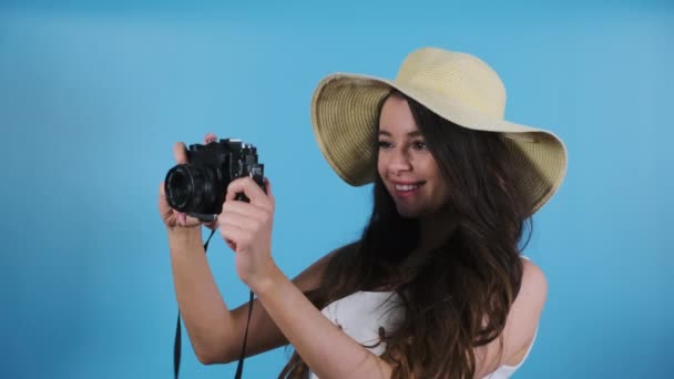 Donna Cappello Paglia Rilassa Vacanza Catturando Momenti Sulla Videocamera Nera — Video Stock