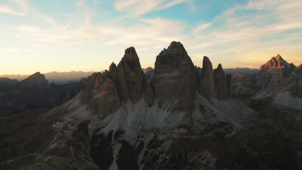 Güneş Kayalık Dağlara Altın Işık Saçarak Batıyor Mavi Gökyüzüne Karşı — Stok video