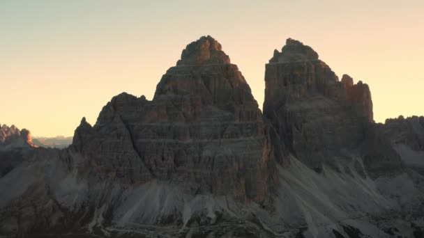 Güneş Doğarken Dağlık Arazi Lavaredo Nun Görkemli Tepesi Nin Ihtişamını — Stok video