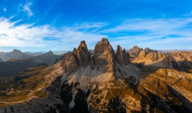 Tre Chime di Lavaredo 'nun kayalık tepeleri. Yüksek tepelerin kenarları güneş ışınlarıyla aydınlanıyor.